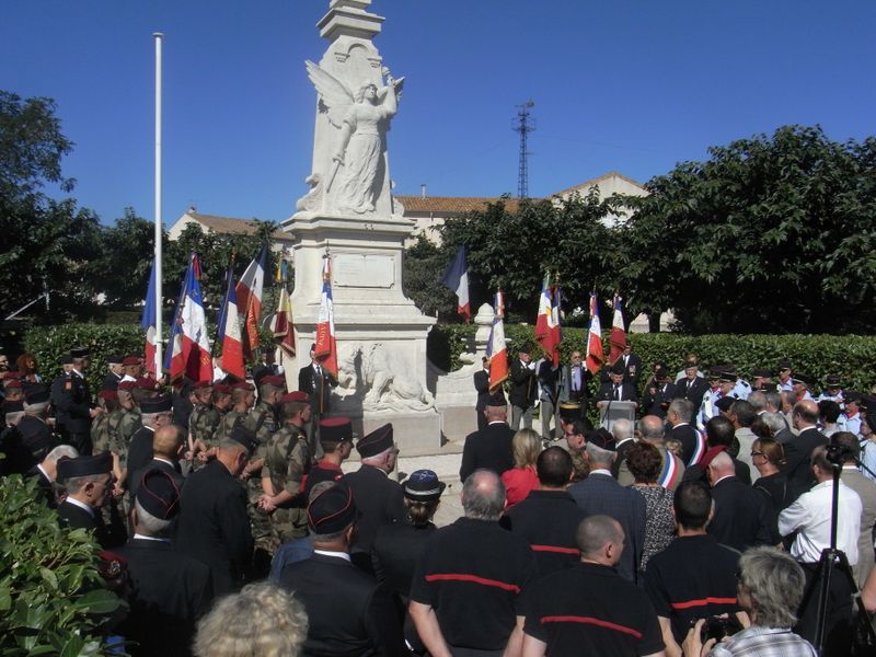 la cérémonie au monument du souvenir