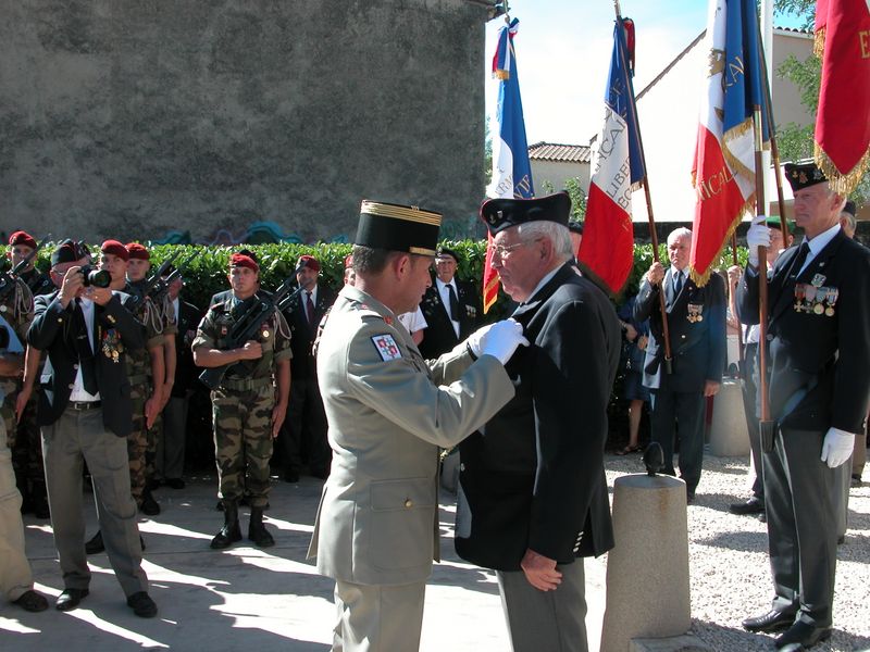 Remise de la médaille militaire au sergent (ER) Louis Larmande par le Colonel Huon, délégué militaire départemental de l'Hérault